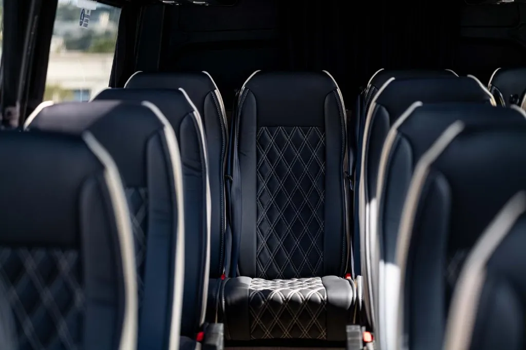 Transport événementiel Côte d'Azur : sièges VIP en cuir matelassé à bord de notre Mercedes Sprinter